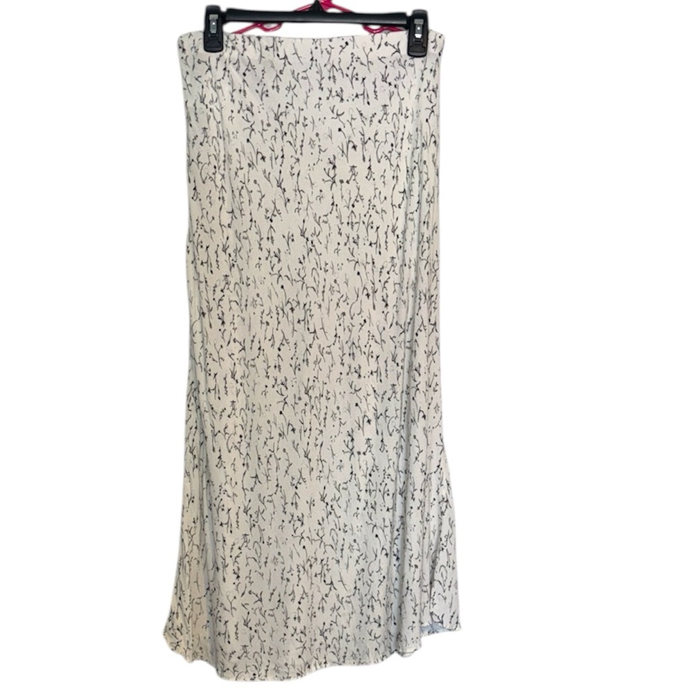 H&M Elegant White and Black Patterned Women's Skirt size medium